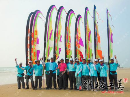 团队成员与工艺美术协会会长合影，庆祝第三届雅居乐清水湾风筝节圆满完成