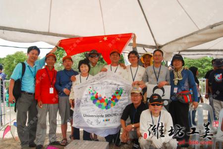 新加坡风筝节，团队成员和工艺美术协会会长同当地风筝协会成员合影留念